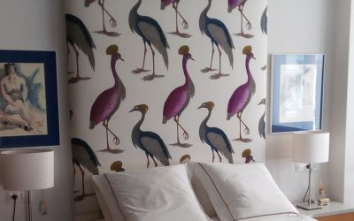 Habitación cama kign con cabecera print flamingos